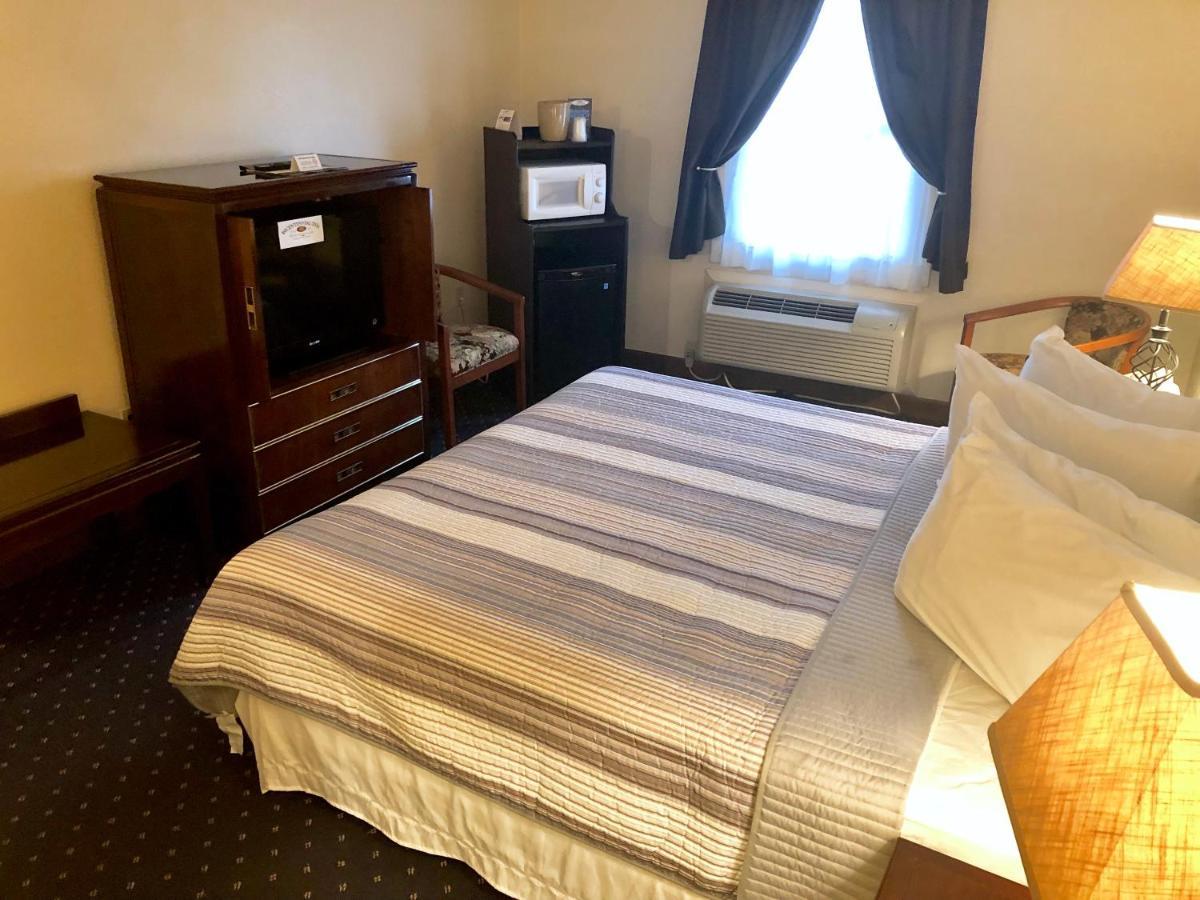 Bicentennial Inn Buckhannon Bagian luar foto