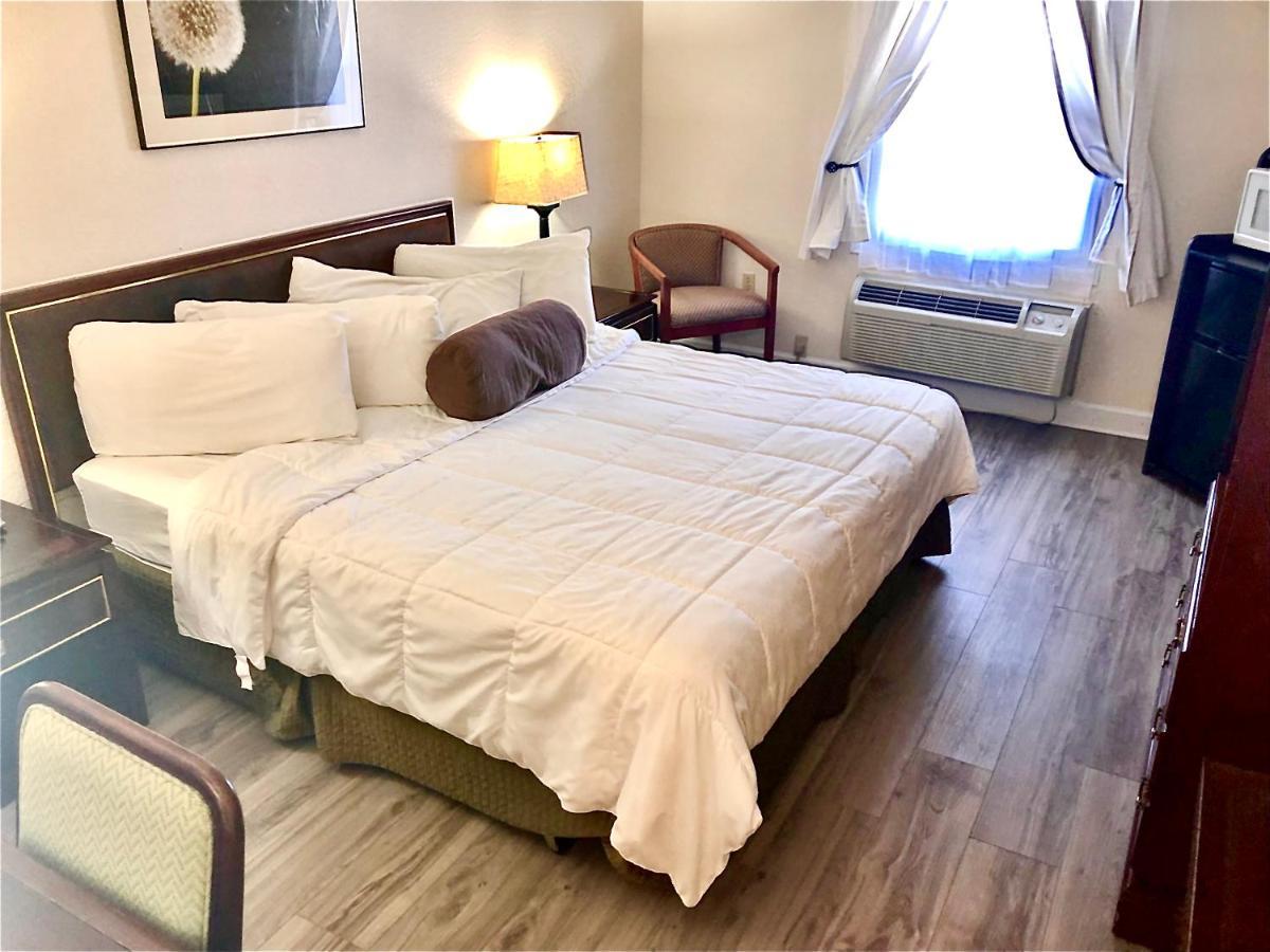Bicentennial Inn Buckhannon Bagian luar foto